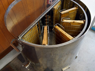 完熟した糖度の高いはちみつを搾ります