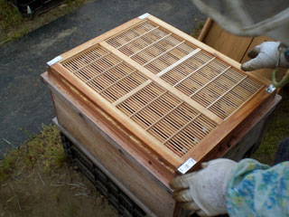 継箱に蜜採り用空巣脾枠設置の様子